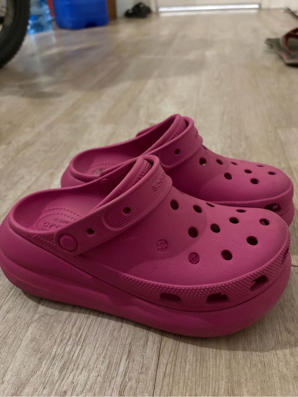 CROCS Classic Clog in Bright Pink